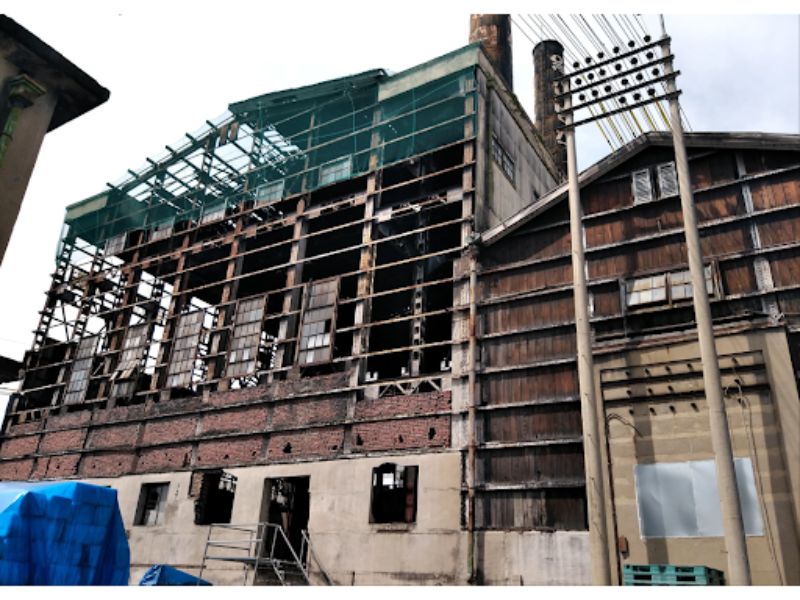 Vỏ ngoài nhà máy điện của nhà máy được xây dựng vào những năm 1930.