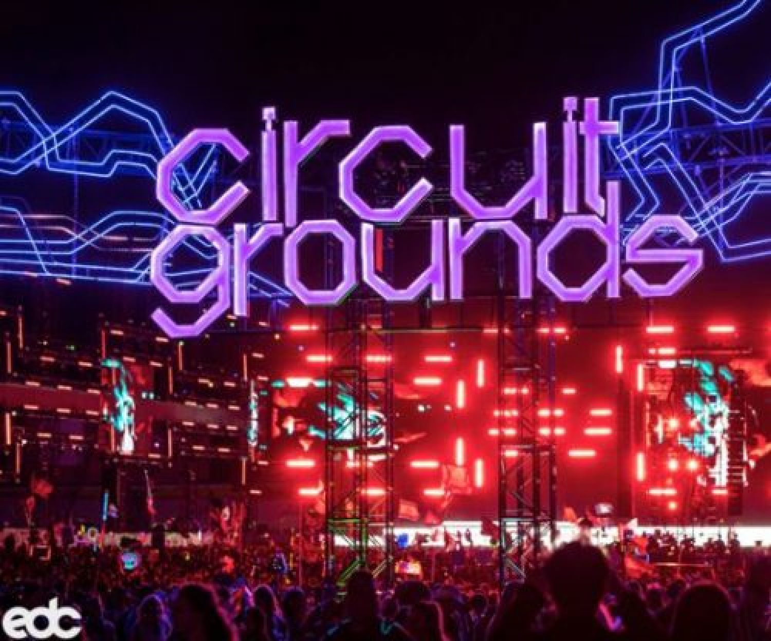 Màn trình diễn điện khí của sân khấu lễ hội được xây dựng, với sự hỗ trợ của Electric Daisy Festival (EDC).