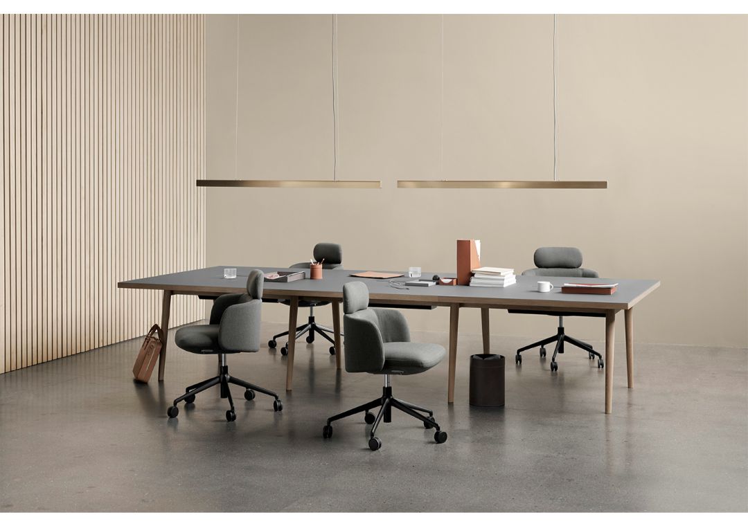 Dòng Forum Table có nhiều kích thước và màu sắc mặt bàn khác nhau cho khung và cạnh.